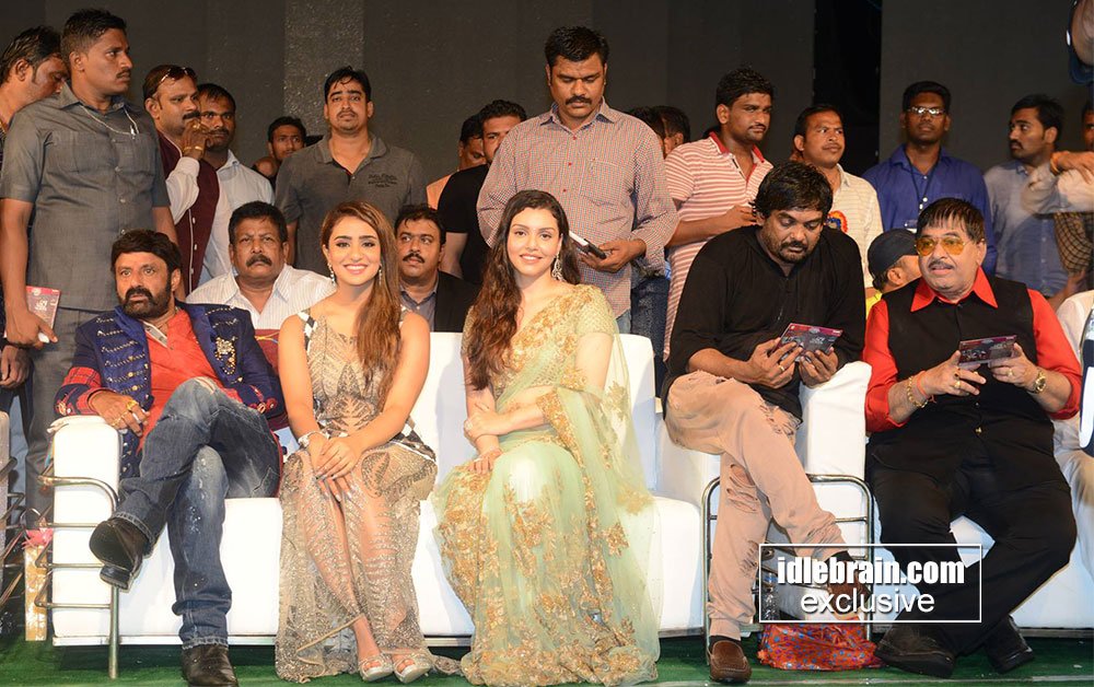 idlebraindotcom's tweet photo. #PaisaVasool music launch at Khammam
https://t.co/vppNkqPZK0
@shriya1109 @musskansethi9 @KyraDutt
#PvAudioLaunch https://t.co/3RdV7qUQcy
