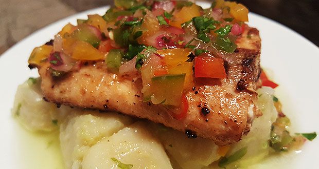presenciapr's tweet photo. #Sabrosuras: Filete de #salmón con pico de gallo picante: https://t.co/xG9zH8Xoix | @chefesolorzano #CandelitaCandelita #FoodPorn https://t.co/JsTeBWOnHG