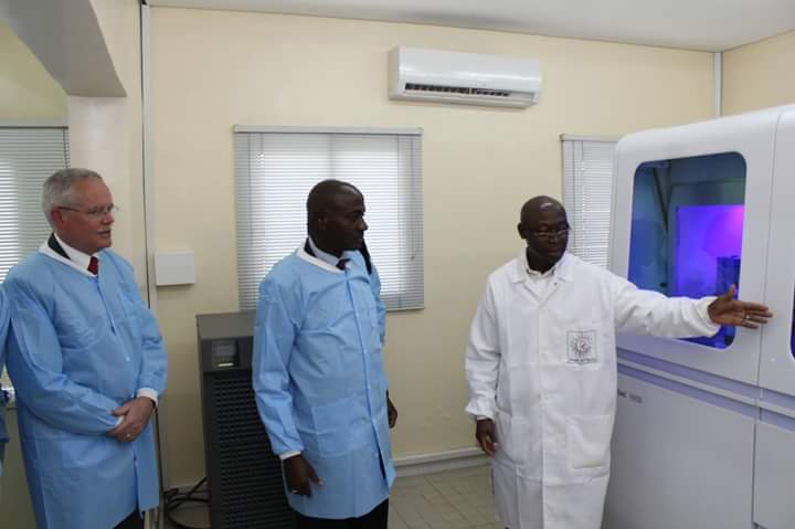 Spotlightsida's tweet photo. Grâce à #COBAS6800, 1000 tests du VIH pourront se faire en 1 jour. Le Chargé d’Affaires @USEmbAbidjan , M. Andrew Haviland a offert l'outil https://t.co/kCnhuyQDWp