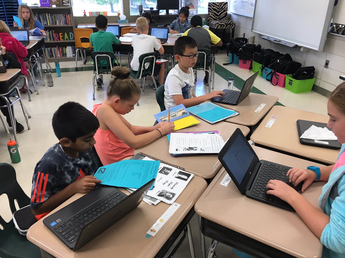 AC_Southside's tweet photo. Exploring the wonderful world of poetry both in composition and appreciation #futureWhitmans #futureDickensons https://t.co/BkG6Jk7ewg