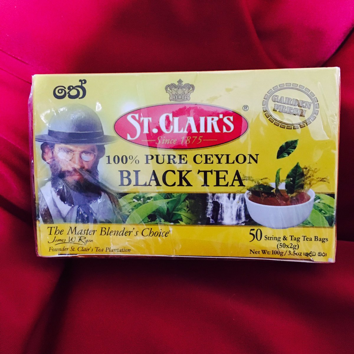 mi_051401's tweet photo. パパがスリランカ人のお客さんから
もろた紅茶と

お土産でもろた
パック～

パックしながら
紅茶飲んで寝よ。 https://t.co/jUNJp2EIzh