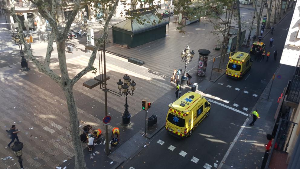 angladarj's tweet photo. STOP ISLAMISTAS Que nadie dude de que se trata de un atentado terrorista por parte de estos cerdos. #somi #Barcelona https://t.co/n6Jtrw6YQf https://t.co/gU4jzMkKAz