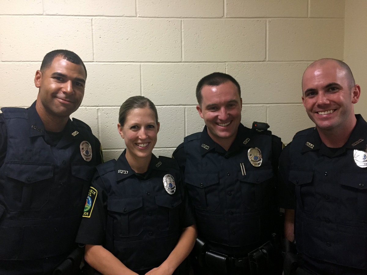 SomervillePD's tweet photo. Welcome our Somerville Police Officers: Ofc. Brown, Ofc. Richardson, Ofc. O'Donnell, Ofc. McLaughlin #congratz #OfficersInBlue #SPDProud https://t.co/WgQi3PKpDk
