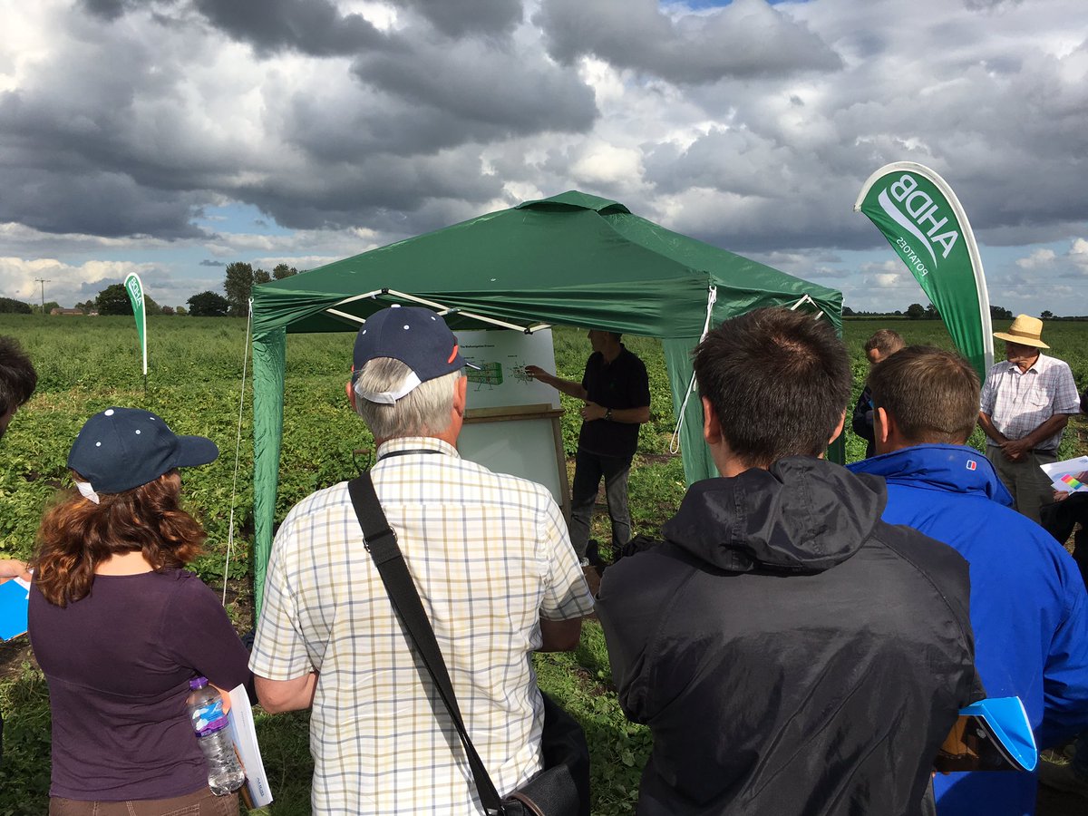AHDB_Potatoes's tweet photo. Andy Barker talking #Biofumigants as part of a PCN management regime at #SPotFarm West. https://t.co/6YhEDtf0re
