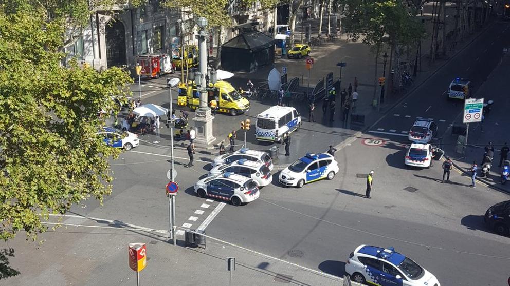 LaVanguardia's tweet photo. Los Mossos d’Esquadra recomiendan no salir a la calle https://t.co/RZKODB0VBK https://t.co/NGpajz5UEQ