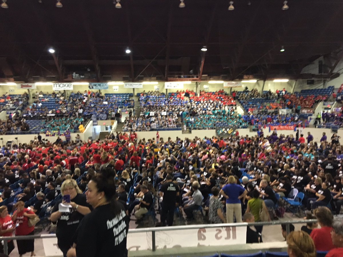 ShannaEdwards20's tweet photo. Convocation every bodies here! #TravisPDrocks from Shanna Edwards https://t.co/b8mTA9L6xe