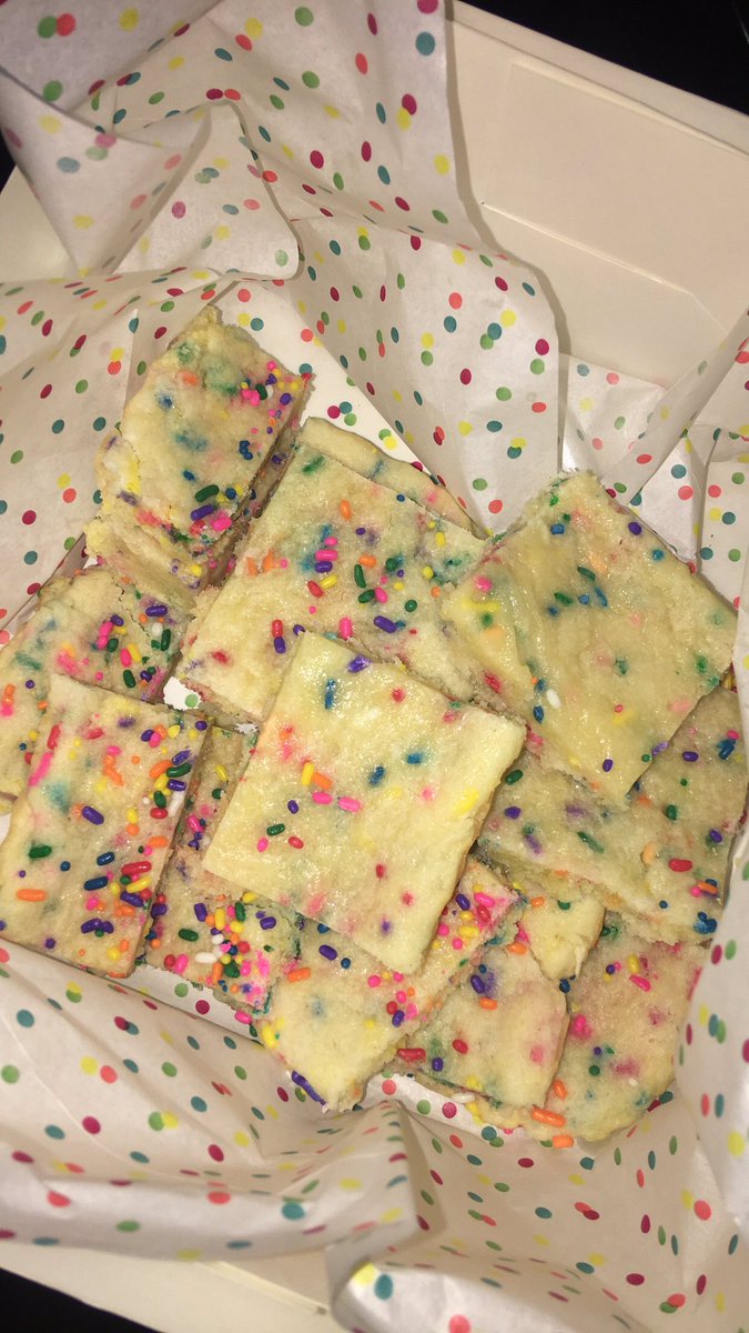 indyjars's tweet photo. Birthday  Blondies 🍯😍 https://t.co/KHNvtzKvaZ