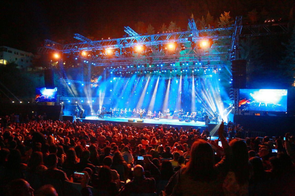 Ehdeniyat's tweet photo. افتتاح مهرجاننا،وهو انتاجنا الأول، جاء مميزا ً ومختلفاً اذ جمع عدة انواع من الفنون. وفي ليلتين من العمر، استضفنا القيصر الساحر كاظم الساهر https://t.co/1GJT7zOfb8