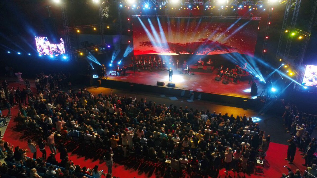Ehdeniyat's tweet photo. افتتاح مهرجاننا،وهو انتاجنا الأول، جاء مميزا ً ومختلفاً اذ جمع عدة انواع من الفنون. وفي ليلتين من العمر، استضفنا القيصر الساحر كاظم الساهر https://t.co/1GJT7zOfb8