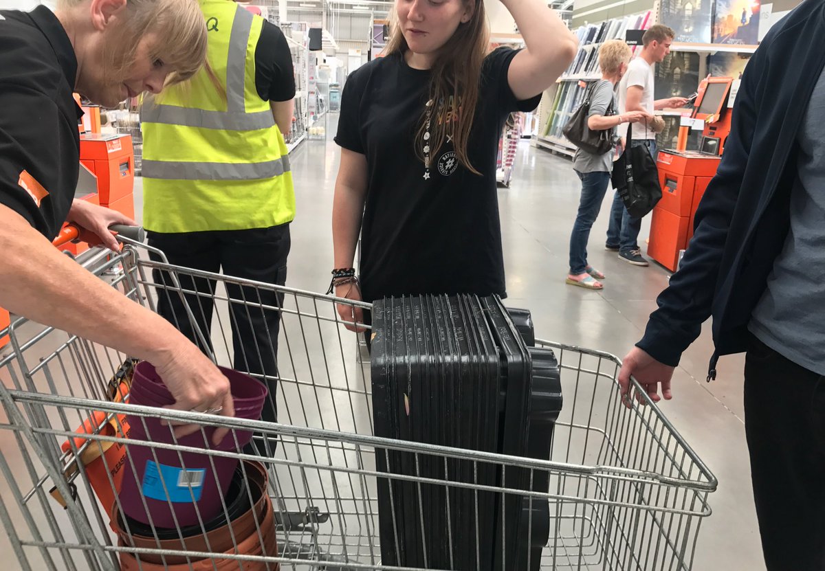 InspiraEllieC's tweet photo. Huge thank you to Dianne and all the staff @BandQ Carlisle for donating items to the team's youth club renovation☺️🔨🌼 #reuse #NCSCumbria https://t.co/y9g5u1cRfx
