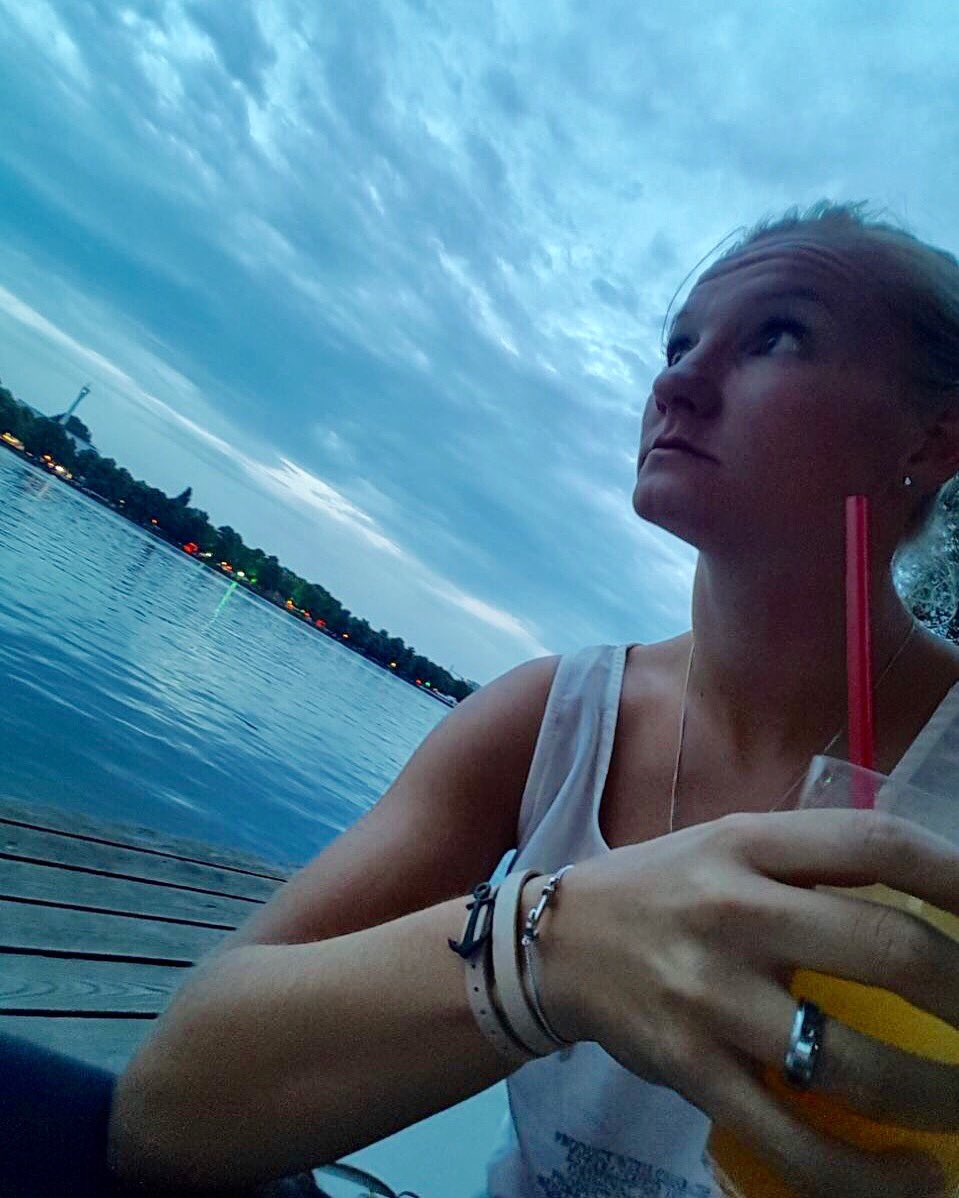 alexpopp11's tweet photo. Was gibt es schöneres als nach dem Training mit einer Maracujaschorle am See zu chillen? 🍹😚👌🏽 #denkerpose  #arbeitfußballleidenschaft https://t.co/i2NgU3a9Uh