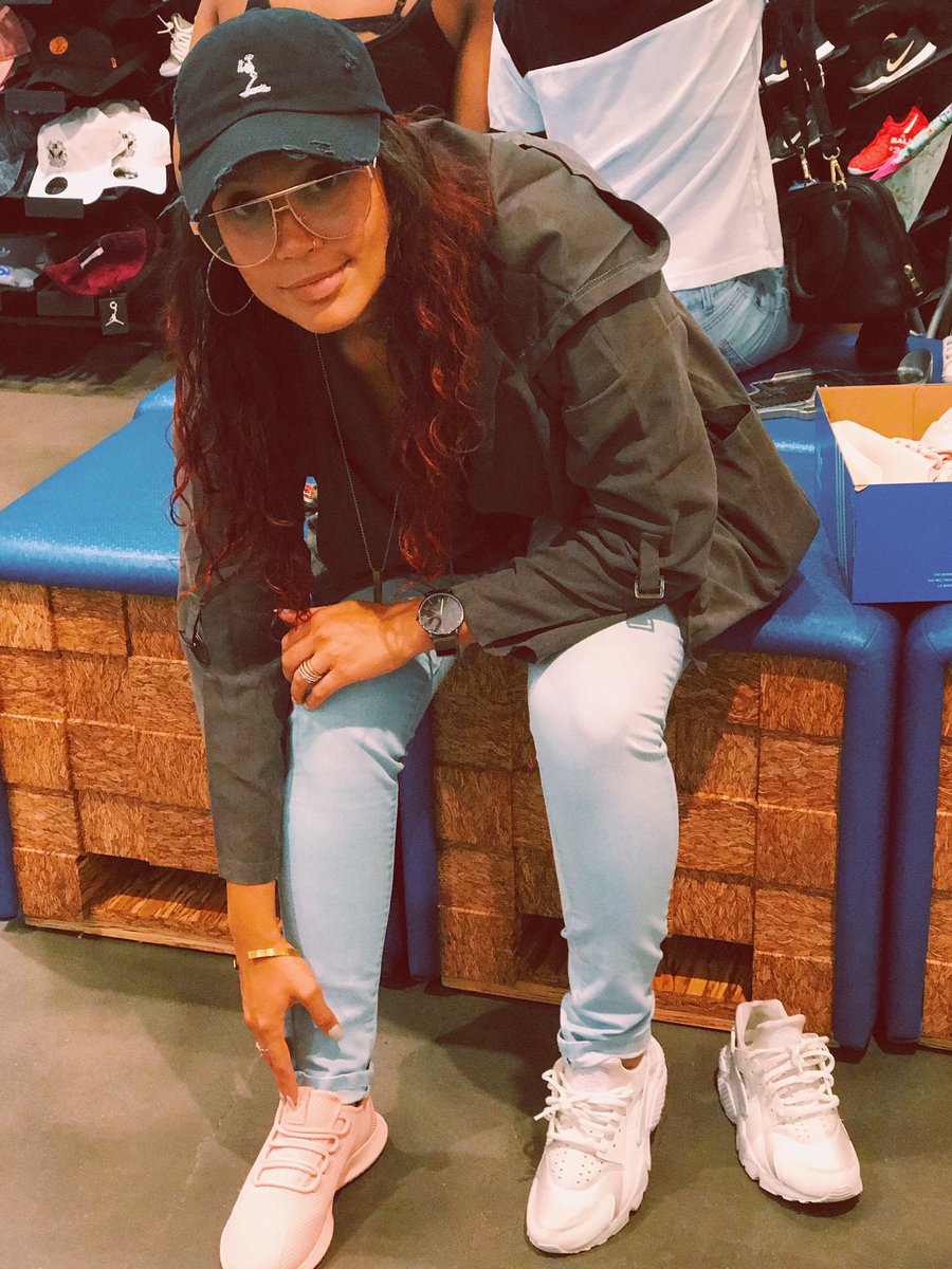 AngieRoseMusik's tweet photo. I'm still im still #angiefromtheblock 🇵🇷🤙🏼☕️#SIPSCOFFEE #lafamilia #Unstoppable
Follow the movement:
https://t.co/KCMN6HdSTJ https://t.co/6QEu48EYxc