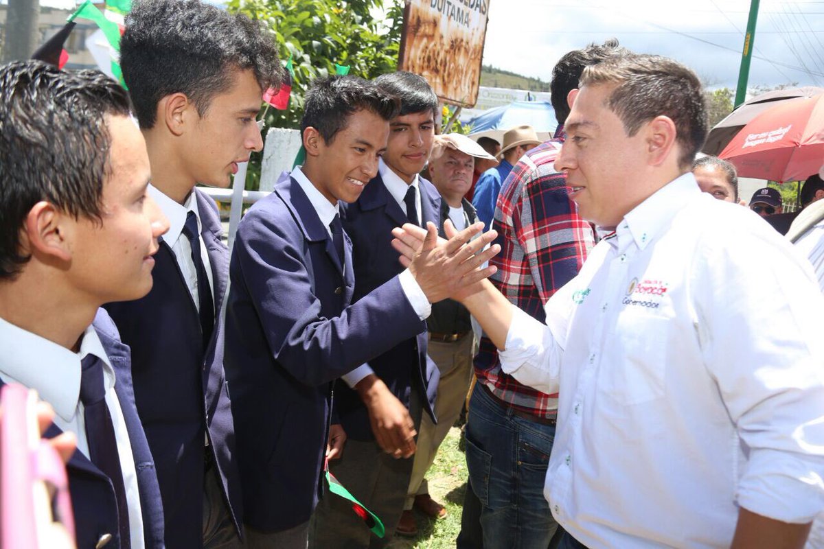 GobBoyaca's tweet photo. En Duitama, con inmenso cariño niños, jóvenes y adultos reciben al gobernador de Boyacá, @CarlosAmayaR. https://t.co/iYBDoKO5At