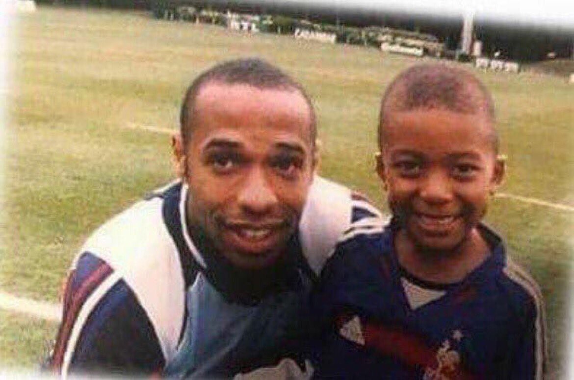 Mokobe113's tweet photo. Thierry Henry et Kylian Mbappé c'est fort , il a pas porté le maillot pour rien apparemment 👌🏾🔥 https://t.co/1TjFcPhyoC