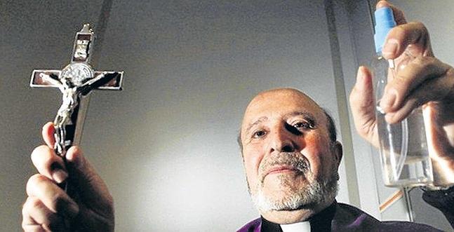 He aquí mi despedida oficial 
[ El cura ahuyenta a Satanás para que no me tire diccionarazos por mis faltas. Era necesario]