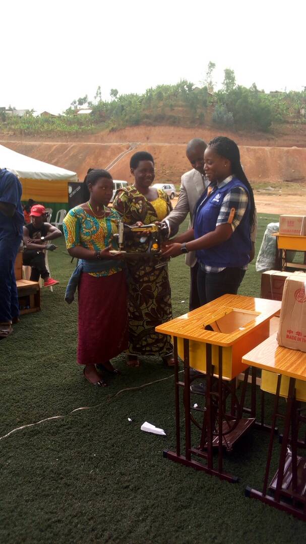 NgororeroDistr's tweet photo. OIM yahaye urubyiruko rugera kuri 220 bahawe ibikoresho bijyanye n'imyuga y'ubudozi, ububaji, ubwubatsi, ububoshyi... #NYC #MYICT #Minaloc https://t.co/Fj1lYN6Wam