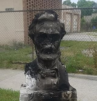 davidfraser1112's tweet photo. Meanwhile, in Chicago, President Lincoln statue torched, defiled...

*He freed the slaves https://t.co/aPBAhacULp