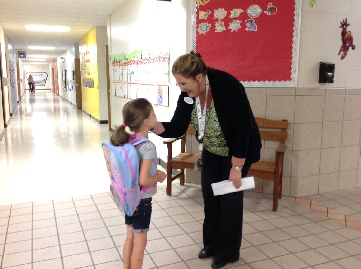 PGE_Stars's tweet photo. Our principal @janettuggle8 greeting our star students as they arrive at school this morning #PGEStarStudents https://t.co/JmVDwHhohP