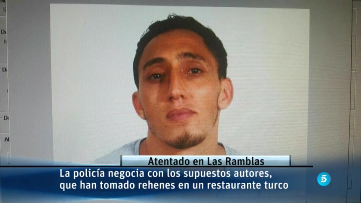 telecincoes's tweet photo. #ÚLTIMAHORA | La policía negocia con los supuestos autores, que han tomado rehenes en un restaurante https://t.co/fR6iCIDK6m https://t.co/ehBW7RCNPm