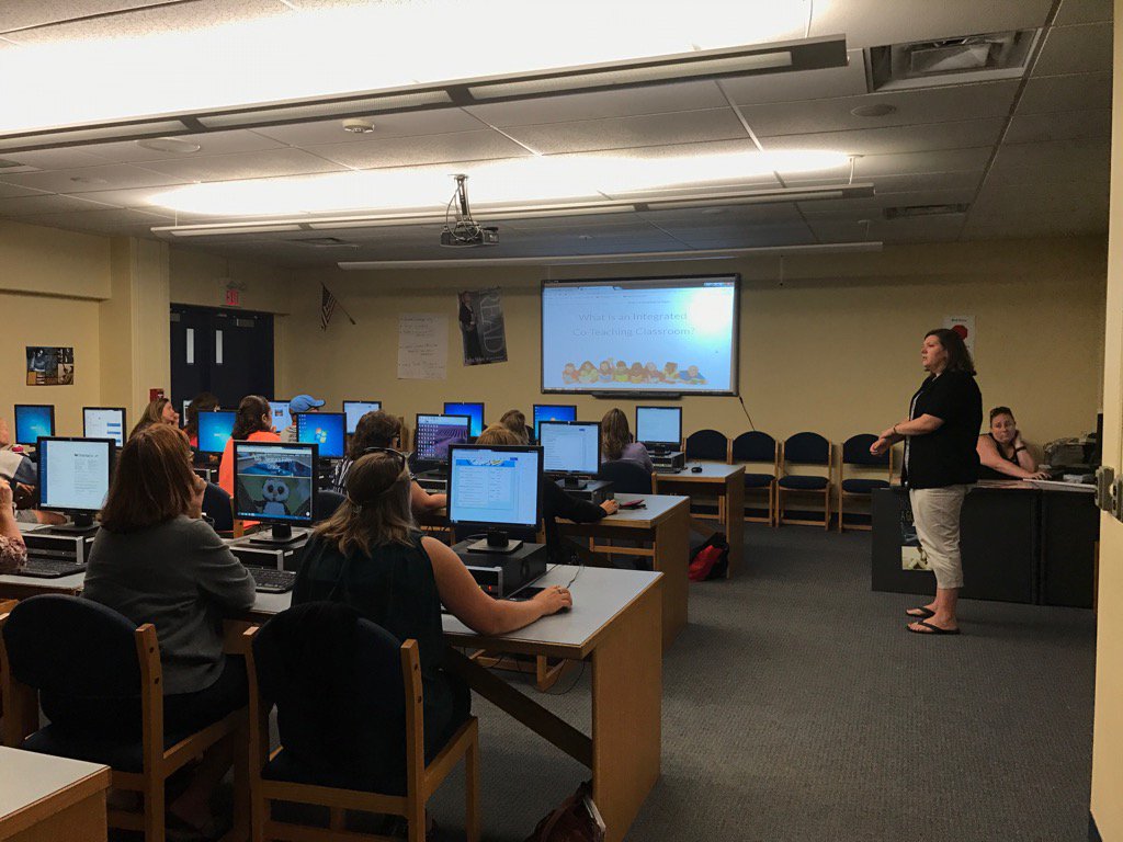 CiTiEdTech's tweet image. Teachers in Oswego presenting (New) Google Sites that they created.