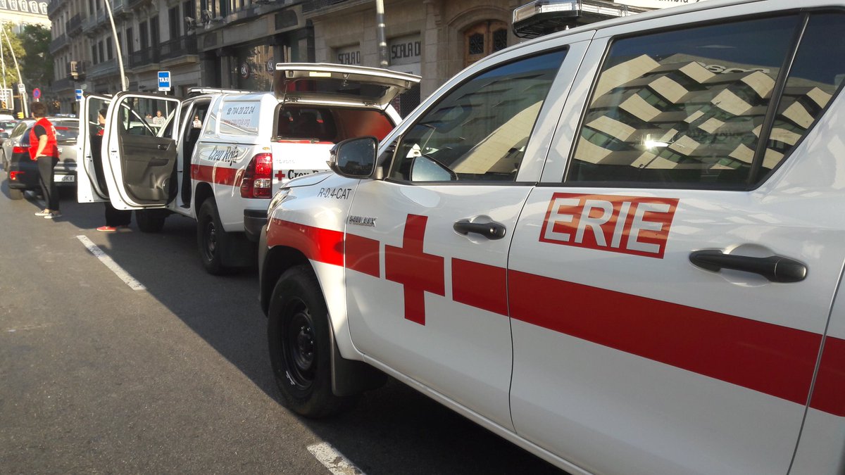 CruzRojaEsp's tweet photo. Ahora mismo ayudamos a la población civil que abandona la zona de los ataques en el centro de Barcelona #AtentadoBarcelona https://t.co/MP7BzrZlGn