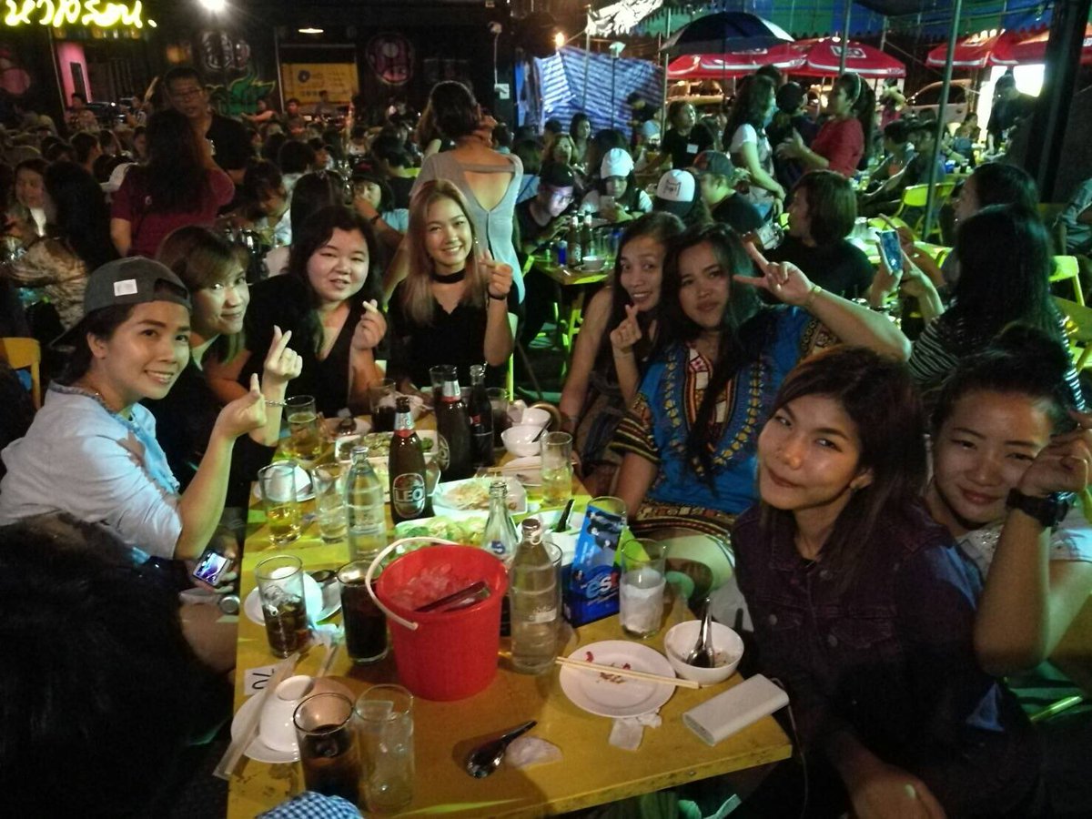 PattyMeow27's tweet photo. มิตรภาพดีดีที่เกิดขึ้นโดยมี #เป๊กผลิตโชค เป็นศูนย์กลาง
กลับบ้านดีดีนะทุกคน @SiriFJW @pikkylalabell @piksnw @krupuum #hashtagbar https://t.co/QpyqKiafCN
