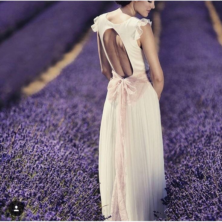 byMrsCarter's tweet photo. Not only is this dress amazing but I’m also loving the lavender!! #weddinginspo #weddingflowers #weddinggown https://t.co/gxUWMt39nq