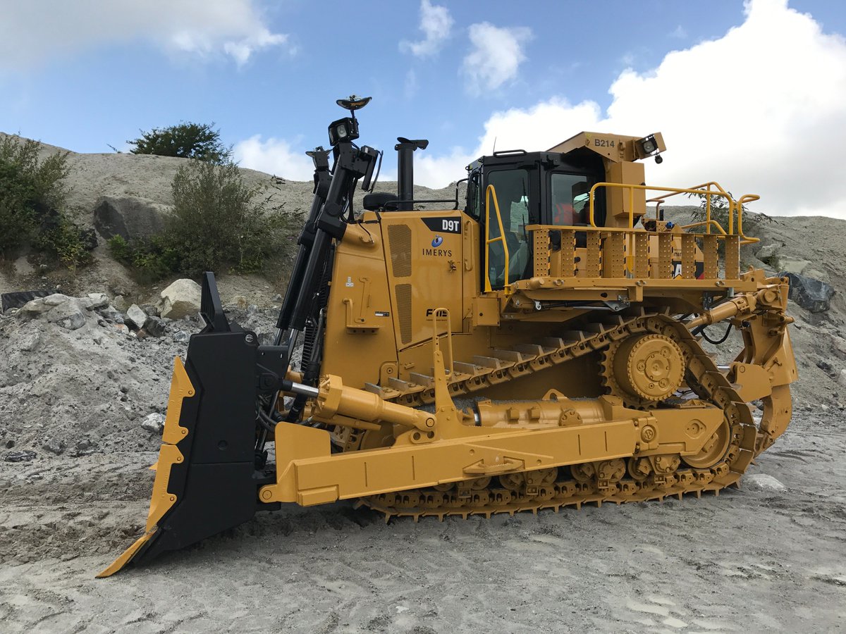 Kernow_AL's tweet photo. @FinningNews arrival of our 2017 Cat D9T fitted with @safeboarder access steps #builtforit https://t.co/Lnw6zeis8G
