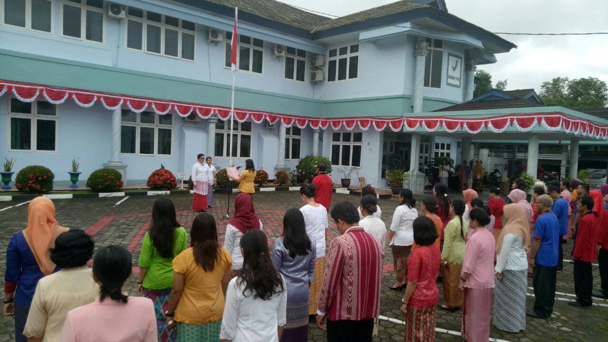 BPOMAmbon's tweet photo. Upacara Peringatan Kemerdekaan RI ke-72.
Dirgahayu Indonesia 
Kerja Bersama.........
'Basudara Samua Jang Lupa Cek KLIK' https://t.co/omyqDCVhbx