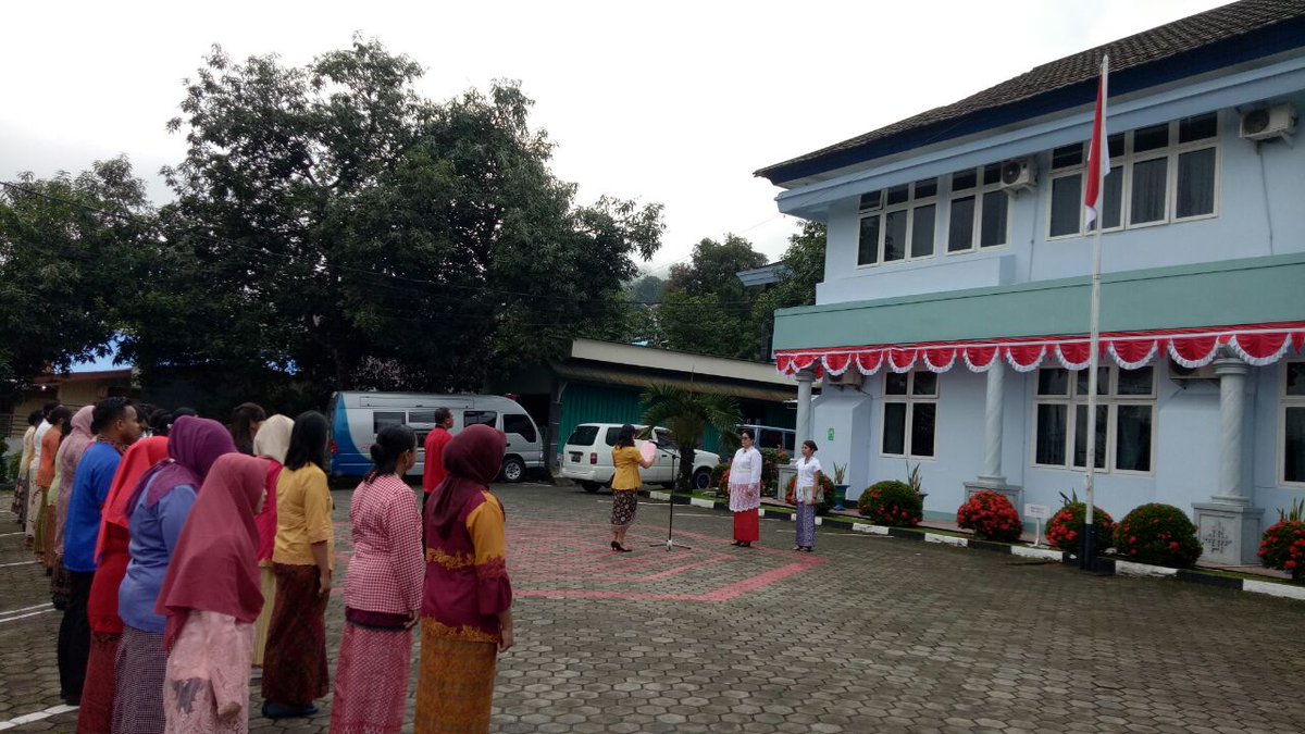 BPOMAmbon's tweet photo. Upacara Peringatan Kemerdekaan RI ke-72.
Dirgahayu Indonesia 
Kerja Bersama.........
'Basudara Samua Jang Lupa Cek KLIK' https://t.co/omyqDCVhbx
