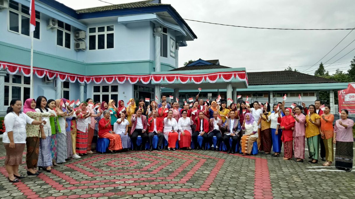 BPOMAmbon's tweet photo. Upacara Peringatan Kemerdekaan RI ke-72.
Dirgahayu Indonesia 
Kerja Bersama.........
'Basudara Samua Jang Lupa Cek KLIK' https://t.co/omyqDCVhbx