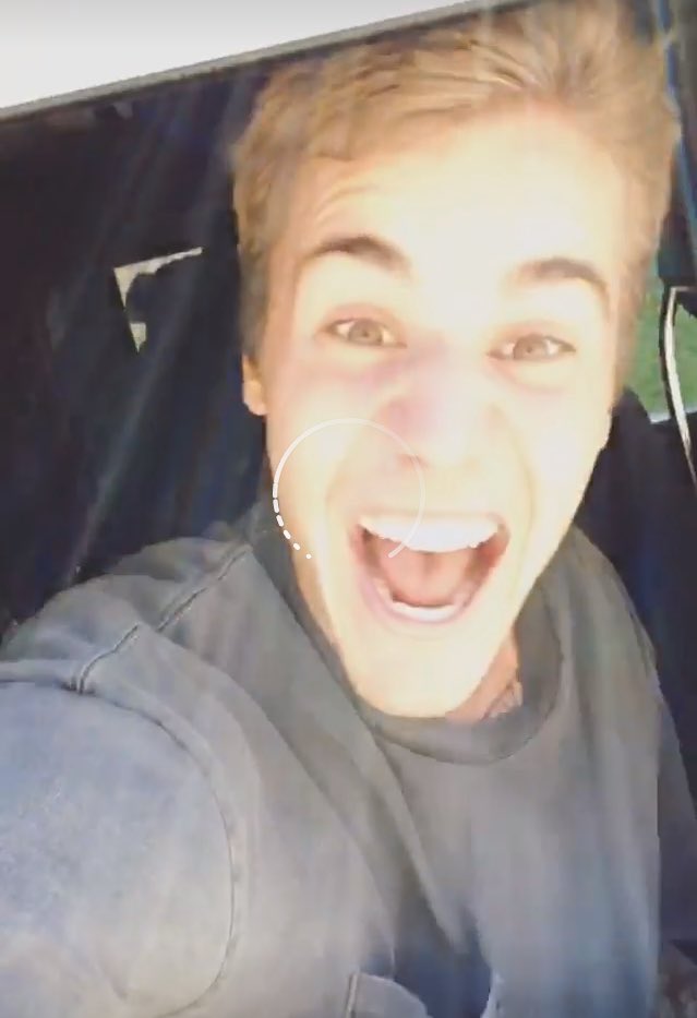 daddyisjustin's tweet photo. Thanks to my slow ass wifi I could take decent screens, I'M IN LOVE GUYS #friends https://t.co/H3l48kZj3T