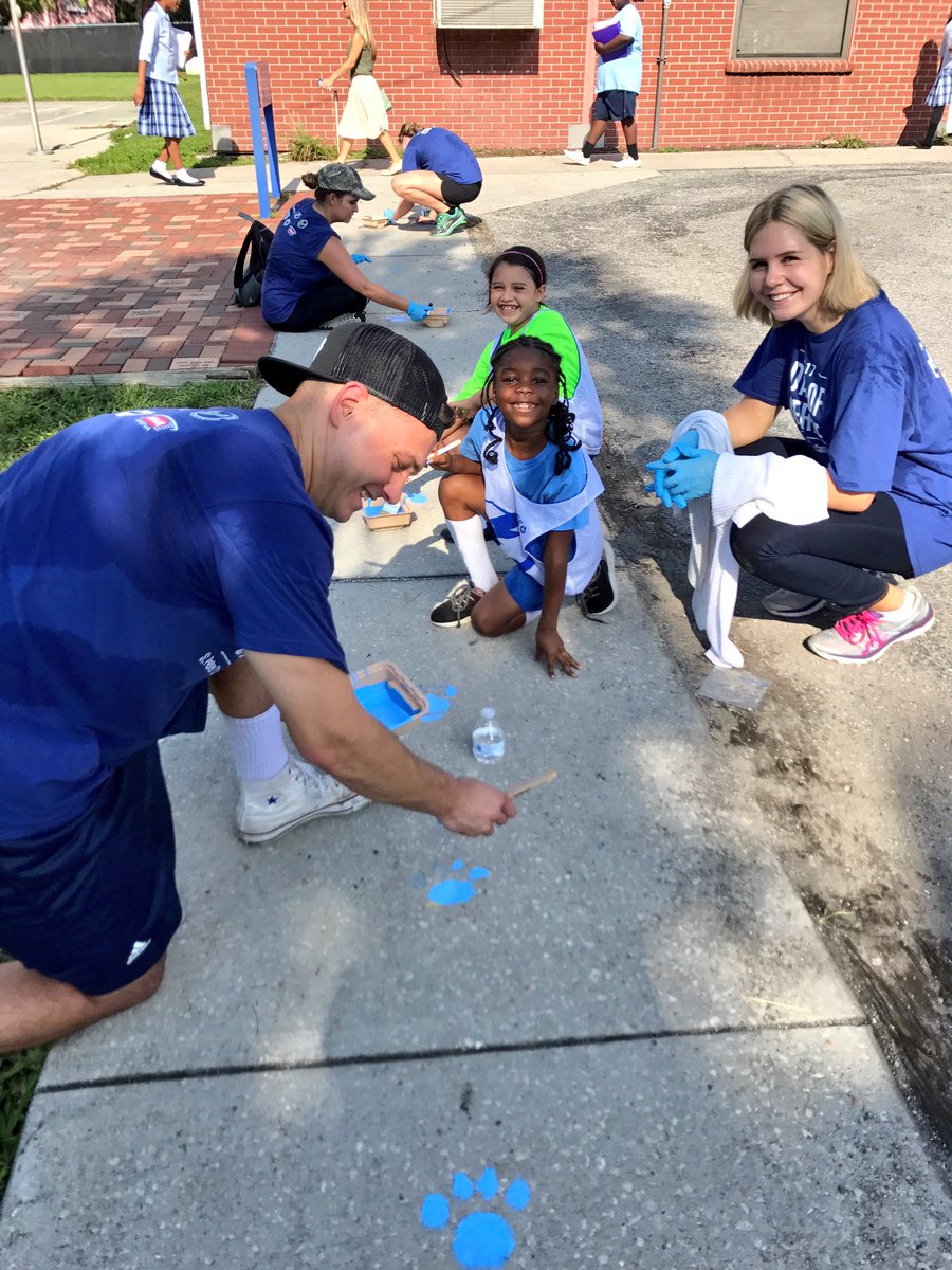 USFVinikMBA's tweet photo. Always a pleasure teaming up with @TBLightning @UnitedWay &amp; @Fanatics to give back to the Tampa community #SEMimpact https://t.co/foBO06DkF2