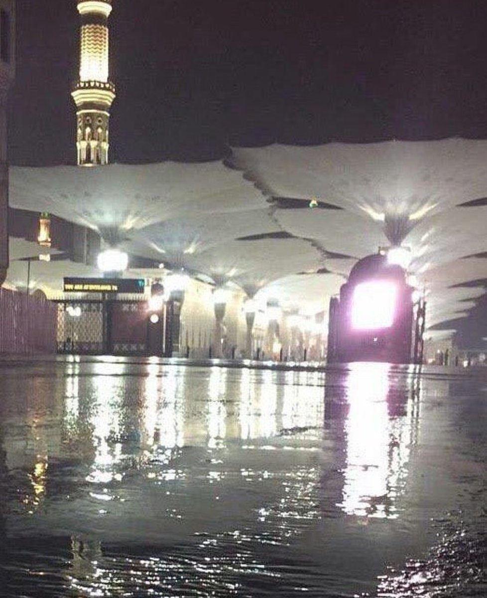 453Dr's tweet photo. هطول امطار على #الحرم_النبوي وسط بهجة الزوار ..

#المدينة_المنورة #امطار_المدينه https://t.co/7gs9nz2BQ2