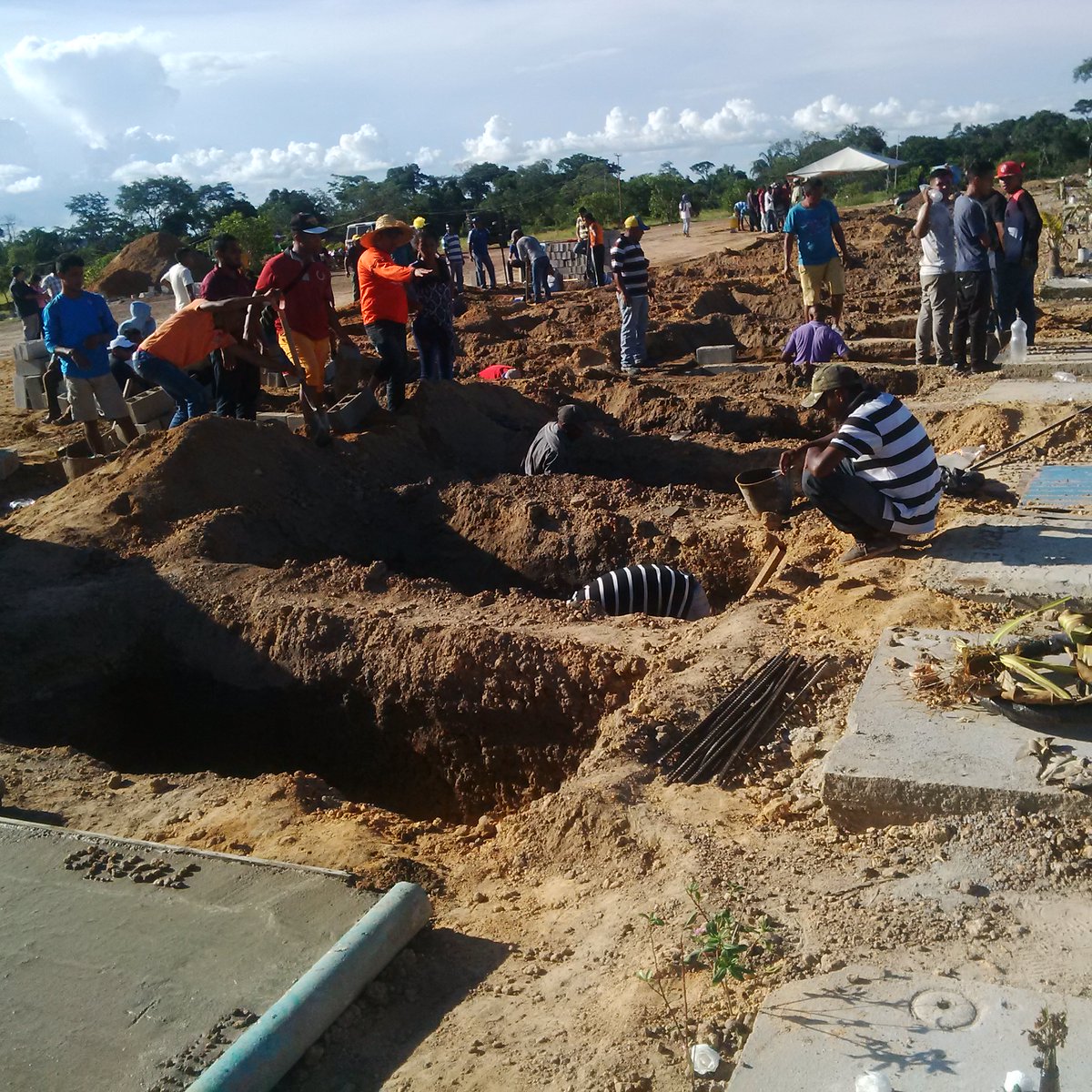 WakaNoticias's tweet photo. Familiares de los fallecidos en el #CEDJA preparan las fosas en el cementerio Payaraima de la ciudad de Puerto Ayacucho Edo. Amazonas https://t.co/4JM32DNqlD