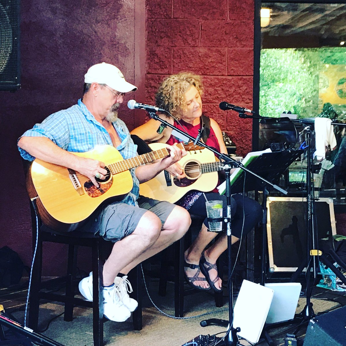 RockysHotChickn's tweet photo. It's another awesome night on the patio! #wingsandstrings #carverandcarmody https://t.co/sjsiEU3vqR