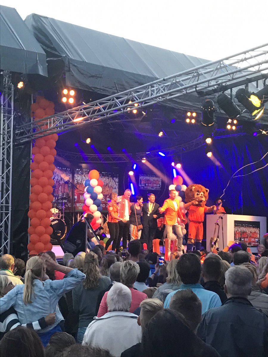 Feest in <a href="/naaldwijk/">Koetje Boe</a>. Huldiging Mandy van den Berg.,