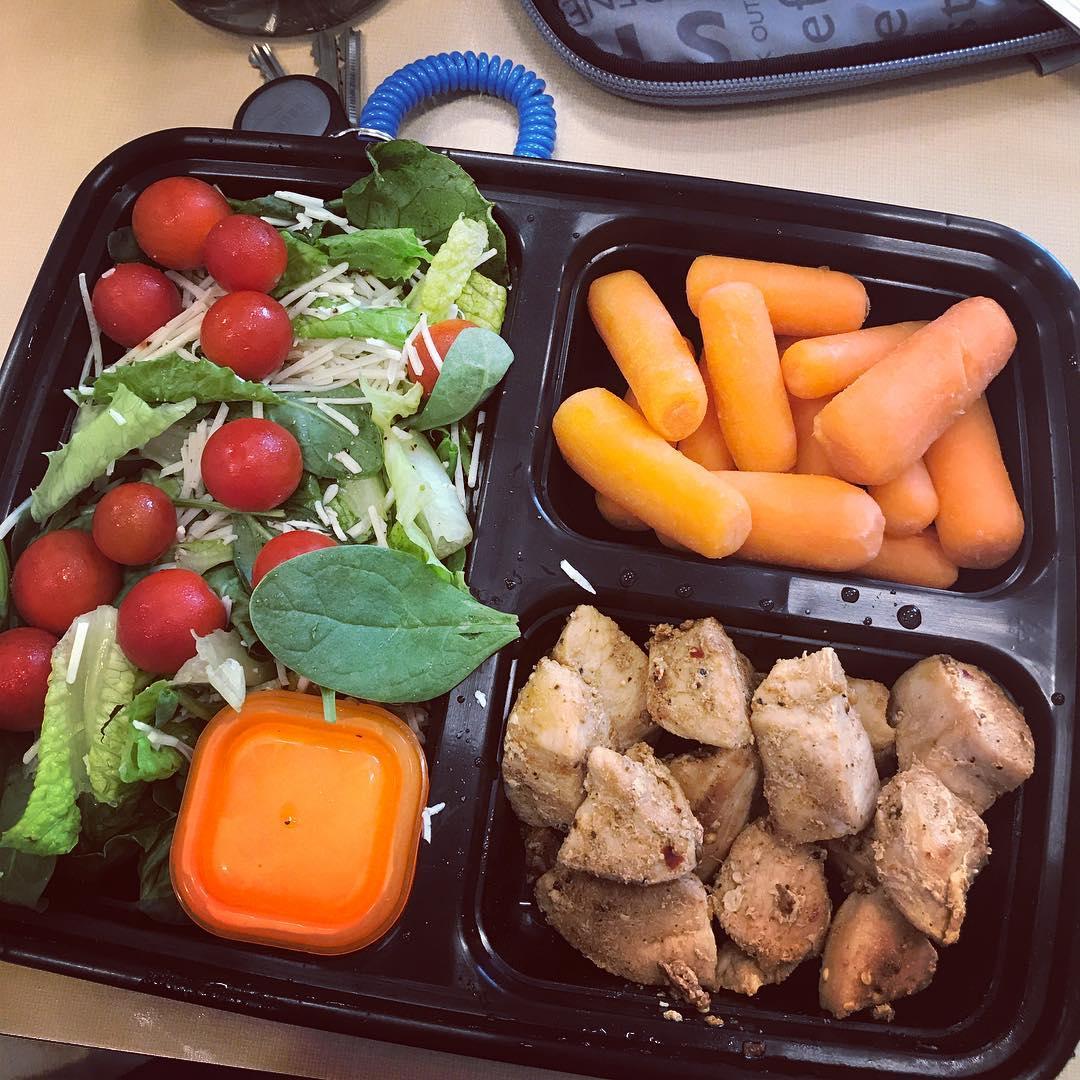 21DayFix's tweet photo. Lunch goals π. What's your favorite healthy lunch on the go? #21dayfix #fixapproved
Instagram photo by: @angelinaexline_fitnessjourney https://t.co/csKSN2XdPn