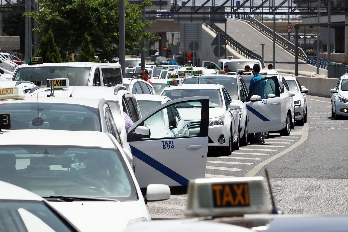 opiniondemalaga's tweet photo. Diez detenidos por los incidentes violentos durante la huelga del taxi
 https://t.co/6QS36BXXYG https://t.co/9H6olmOAGU
