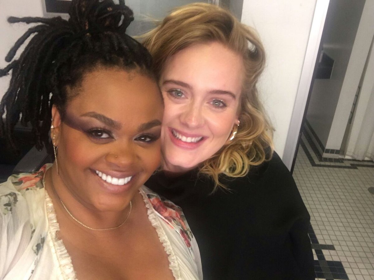 vivilovesadele's tweet photo. @Adele Her make up 😇😍
Her sparkly eye shadow omggggggg😍 https://t.co/Evzqlmlwor