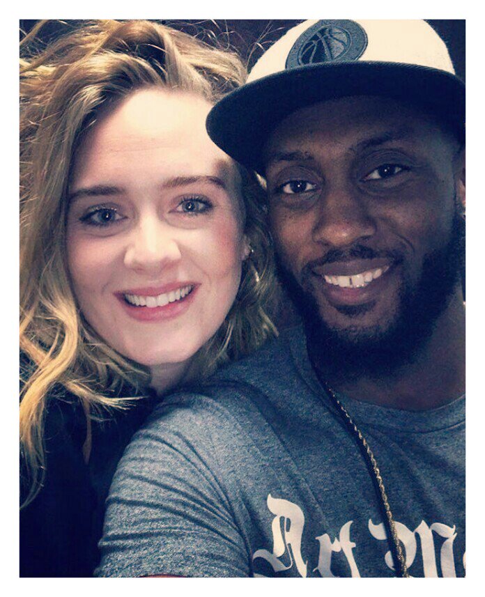 vivilovesadele's tweet photo. @Adele Her make up 😇😍
Her sparkly eye shadow omggggggg😍 https://t.co/Evzqlmlwor