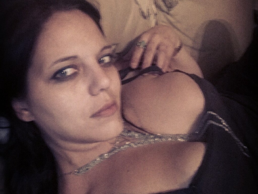 EmberDivine's tweet image. I'm online  @Skyprivate. my profile: profiles.skyprivate.com/model/112477-f… Please RT. thanks! #camgirl