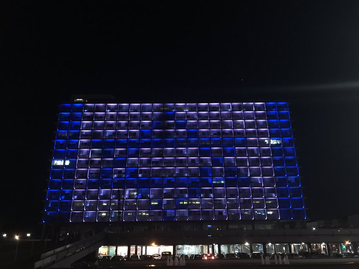 happyintlv's tweet photo. #TelAviv, first city in the world to pay tribute to the victims of the attack in #Barcelona 🇪🇸🇮🇱 https://t.co/Rcd6vGFSEJ
