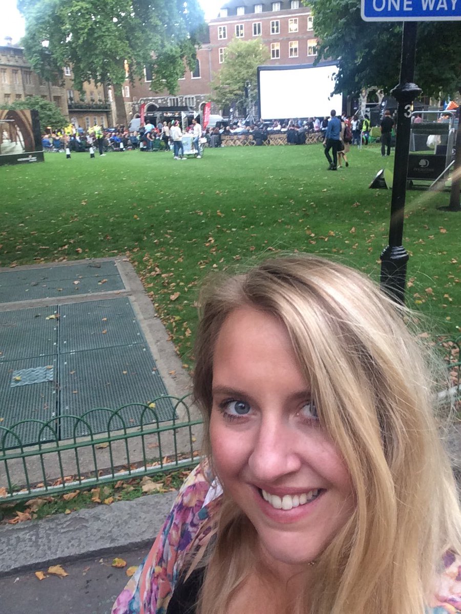 TheElmsinator's tweet photo. What a glorious night ahead of us!! Me and he girls at #westministerabbey for the @TheLunaCinema showing of #nottinghill https://t.co/skhVEwDWzq
