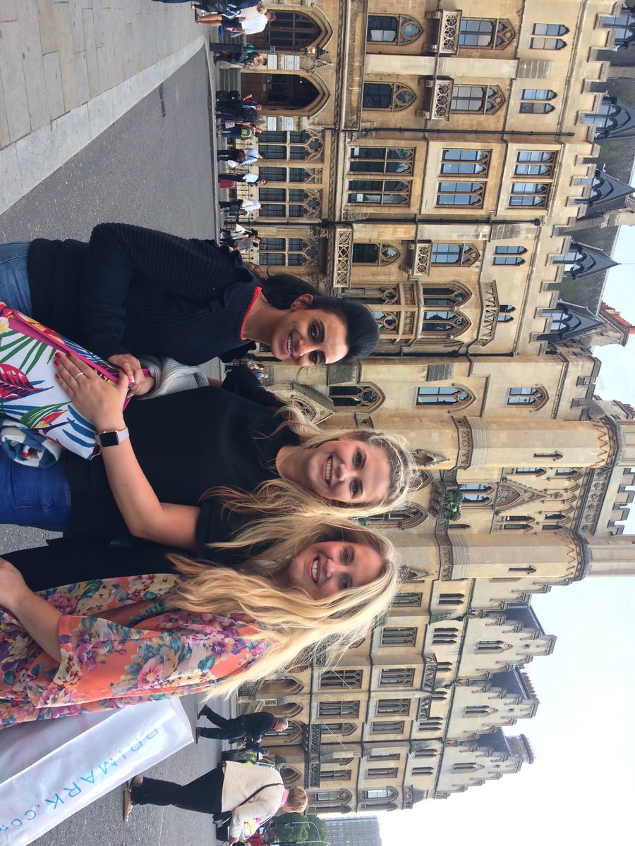 TheElmsinator's tweet photo. What a glorious night ahead of us!! Me and he girls at #westministerabbey for the @TheLunaCinema showing of #nottinghill https://t.co/skhVEwDWzq