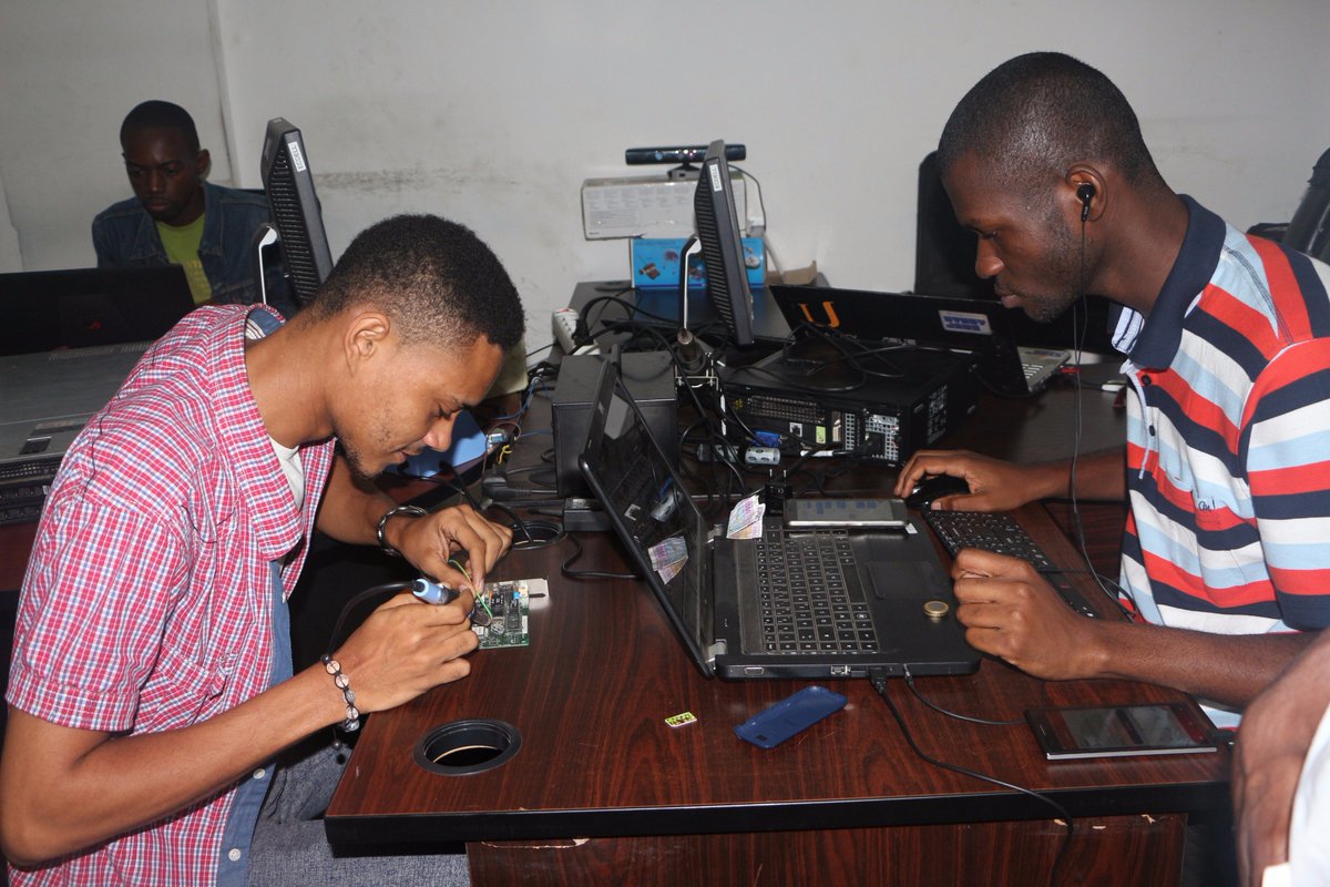 Yekolab's tweet photo. #YEKOLAB_LAB
Travail de recherches et de développement. #LaboratoireYekolab. Prêt à surprendre le monde numérique.@ARPCECongo @airtel_congob https://t.co/qi3136U4rg