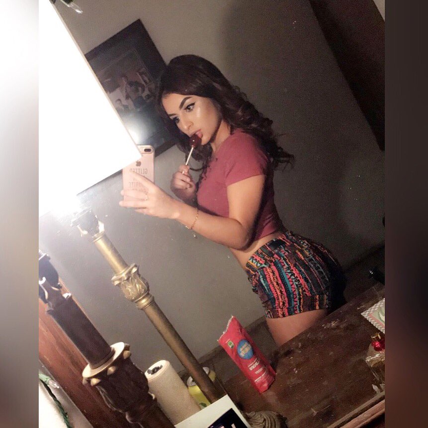 liil_maamii_'s tweet photo. Coulding decided so why not all 3💕 that lollipop got me fucked up haha https://t.co/shCWhHaLax