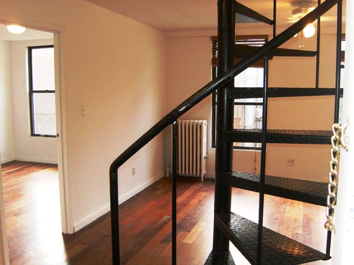 SkyMgmt's tweet photo. *Available NOW!*
Renovated 3 bedroom duplex, high ceilings, large private roof terrace. More info-https://t.co/walUHbAEJk #nycrentals https://t.co/a3SMxXthzs