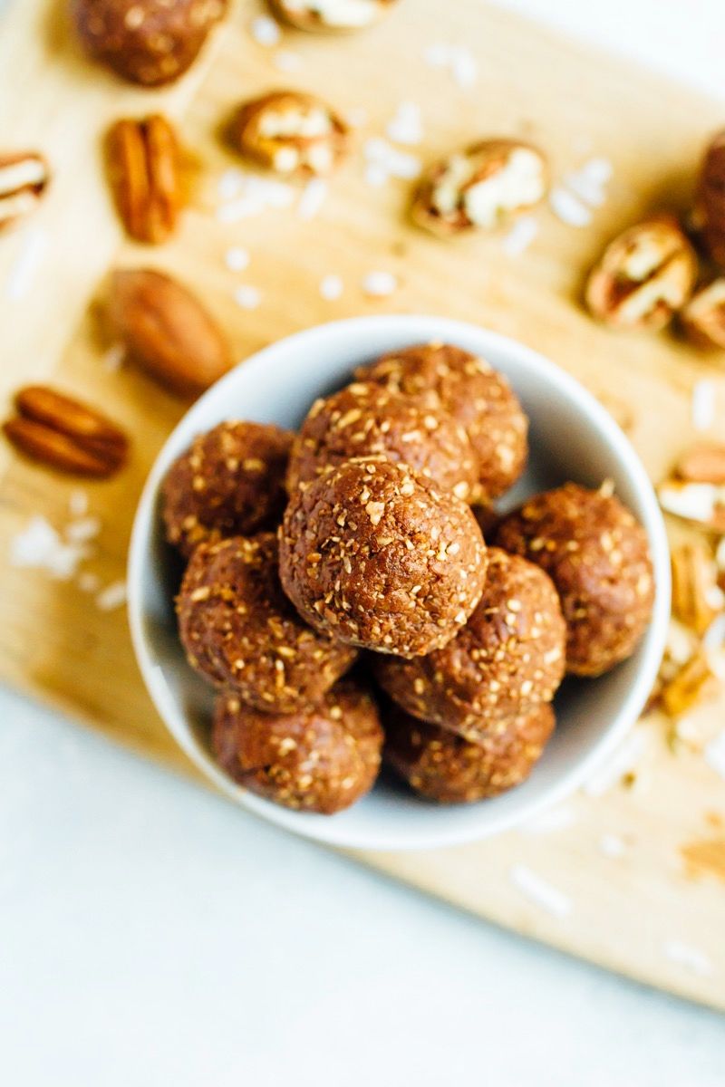 EatingBirdFood's tweet image. Fuel up for your workout with these German Chocolate Energy Bites! buff.ly/2w6a7eN cc: @americanpecan #Ad