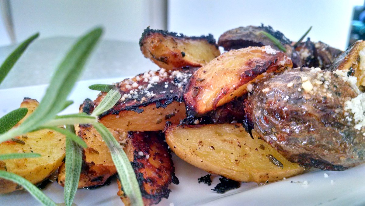 ChefIvanFlowers's tweet image. Spice up your potatoes! My #recipe for Roasted Fingerling Potatoes w Garlic &amp;amp; Rosemary bit.ly/2vH5qH7